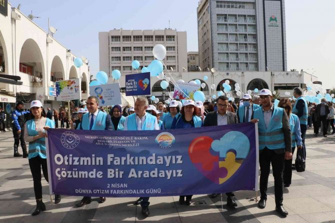 Otizme Dikkat Çekmek İçin Mavi Balonları Gökyüzüne Bıraktılar