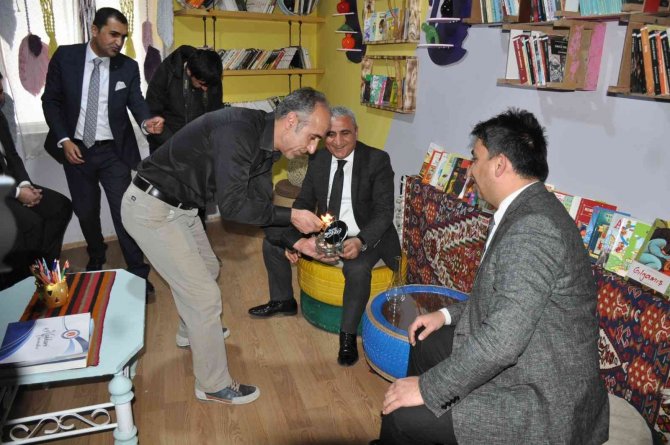 Atık Malzemelerden Oluşturulan Kütüphane Açıldı