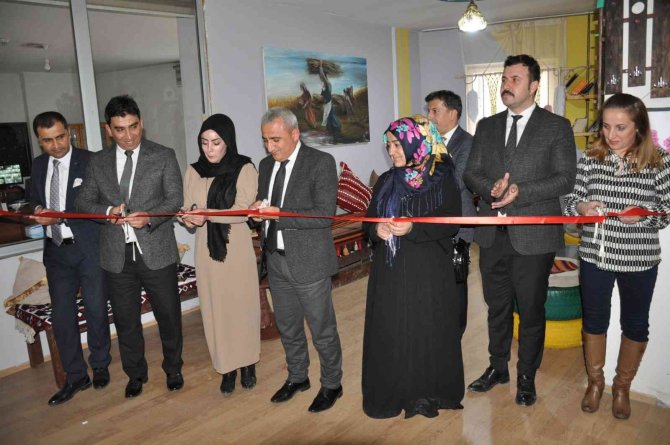 Atık Malzemelerden Oluşturulan Kütüphane Açıldı
