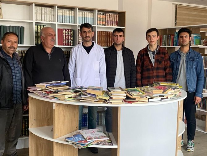 Gazeteci Muammer Başer; 200 Kitap Bağışında Bulundu