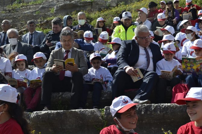 Öğrenciler Kitaplarını Bu Kez Antik Kentte Okudu