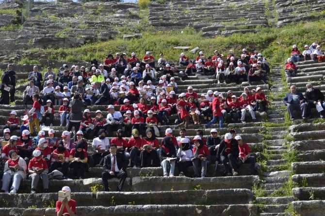 Öğrenciler Kitaplarını Bu Kez Antik Kentte Okudu