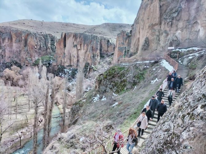Vali Sonel, Emekli Öğretmenlere Verdiği Gezi Sözünü Yerine Getirdi
