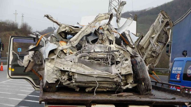 Tıra Çarptı, Hız Göstergesi 180’de Takılı Kaldı: 2 Ölü, 1 Yaralı