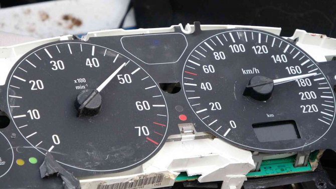 Tıra Çarptı, Hız Göstergesi 180’de Takılı Kaldı: 2 Ölü, 1 Yaralı