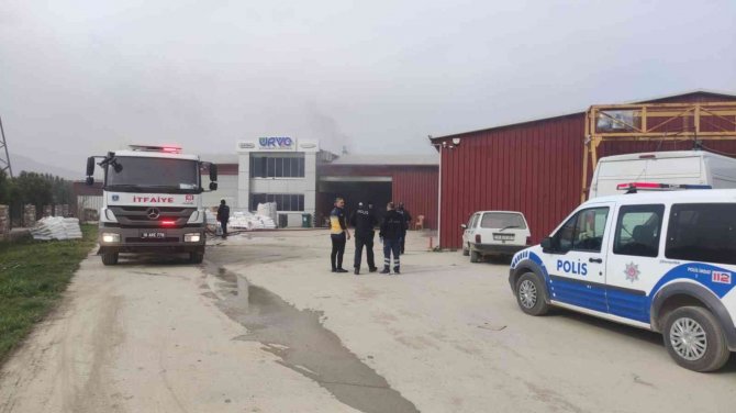 Bursa’da Korkutan Fabrika Yangınında Bir İtfaiye Eri Yaralandı