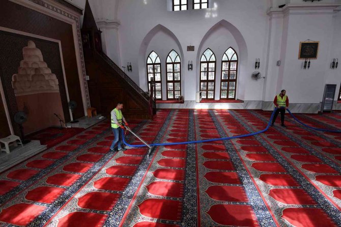 Osmangazi’nin Camilerinde Ramazan Temizliği