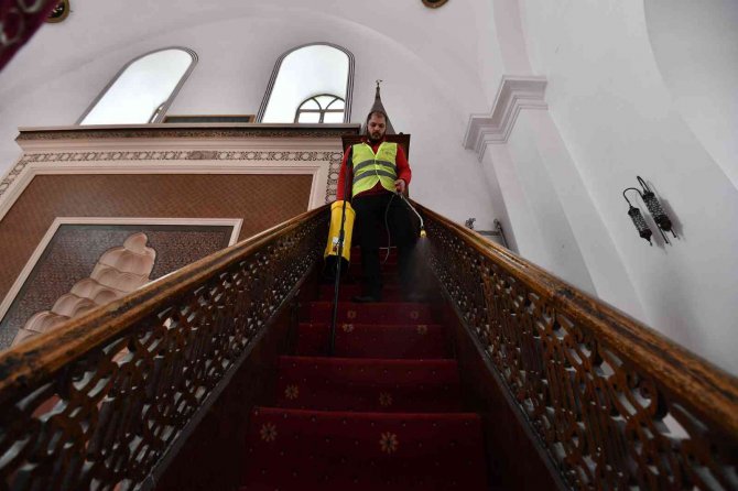 Osmangazi’nin Camilerinde Ramazan Temizliği