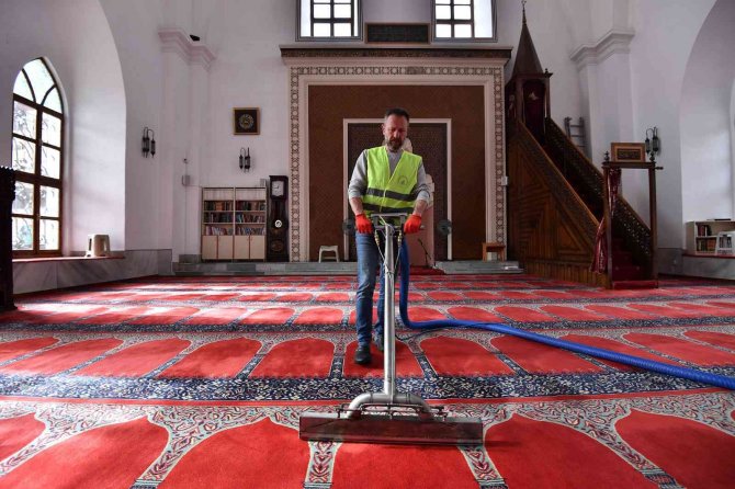 Osmangazi’nin Camilerinde Ramazan Temizliği