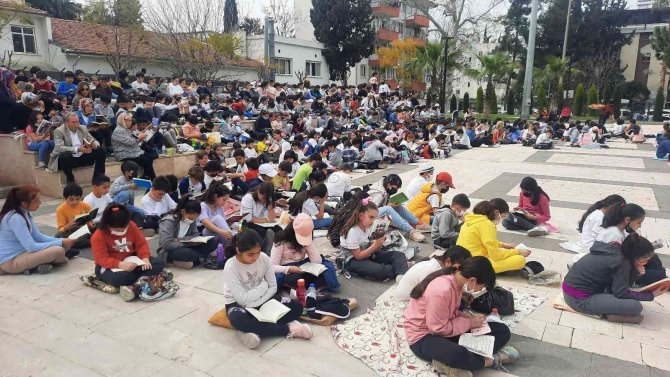Osmaniye’de 450 Öğrenci Meydanda Kitap Okudu