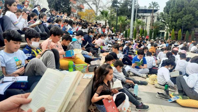 Osmaniye’de 450 Öğrenci Meydanda Kitap Okudu