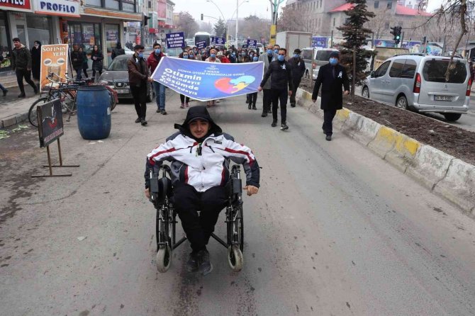 Otizme Dikkat Çekmek İçin Yürüdüler