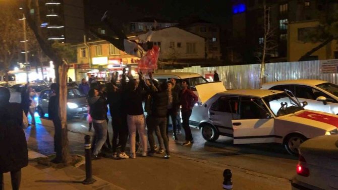Pendik’te Yol Kapatan Asker Eğlencesi
