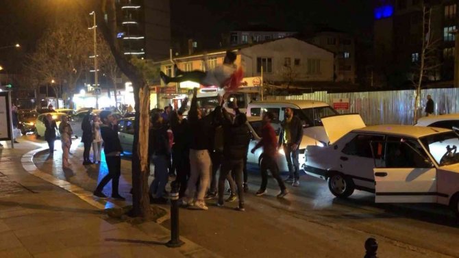 Pendik’te Yol Kapatan Asker Eğlencesi