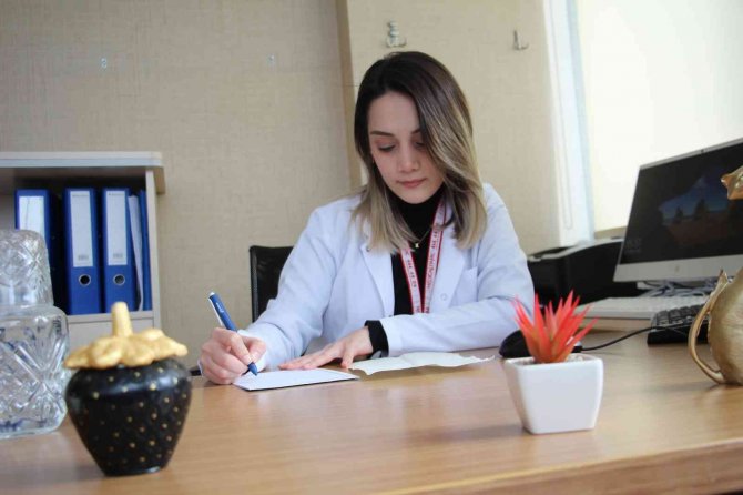 Diyetisyen Tekay: "Ramazan Ayında Sağlıklı Beslenmenin Yolu İftar Ve Sahur Arasında Yeterli Sıvı Tüketmekten Geçiyor"