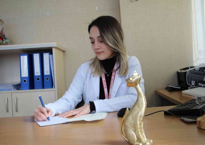 Diyetisyen Tekay: "Ramazan Ayında Sağlıklı Beslenmenin Yolu İftar Ve Sahur Arasında Yeterli Sıvı Tüketmekten Geçiyor"