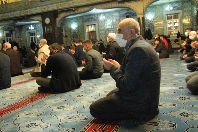 Elazığ’da İlk Teravih Namazında Camiler Doldu Taştı
