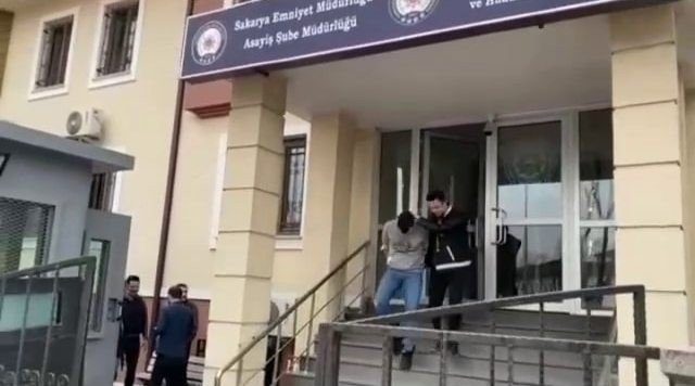 İ̇ş Yerine Tırmanarak Girdi, Kasadaki Tüm Parayı Çaldı