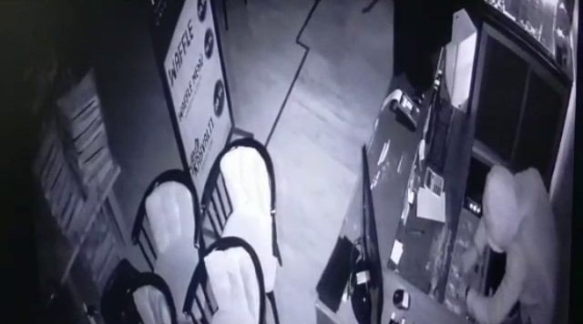 İ̇ş Yerine Tırmanarak Girdi, Kasadaki Tüm Parayı Çaldı