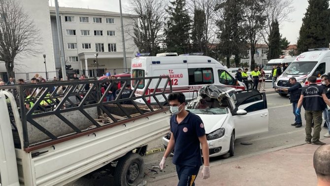Kontrolden Çıkan Otomobil Park Halindeki Kamyonete Çarptı: 1 Ölü, 6 Yaralı