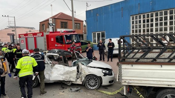 Kontrolden Çıkan Otomobil Park Halindeki Kamyonete Çarptı: 1 Ölü, 6 Yaralı