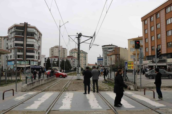 Vinç Tramvay Hattının Elektrik Telini Kopardı, Seferler Aksadı