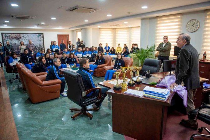 Şampiyon Voleybolcu Kızlardan Başkan Akay’a Kupalı Teşekkür