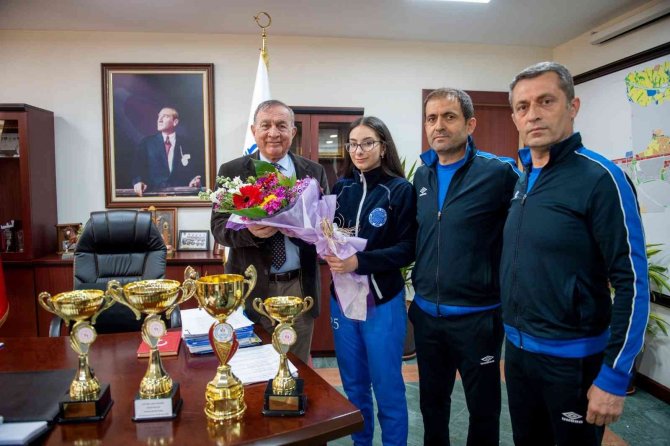 Şampiyon Voleybolcu Kızlardan Başkan Akay’a Kupalı Teşekkür