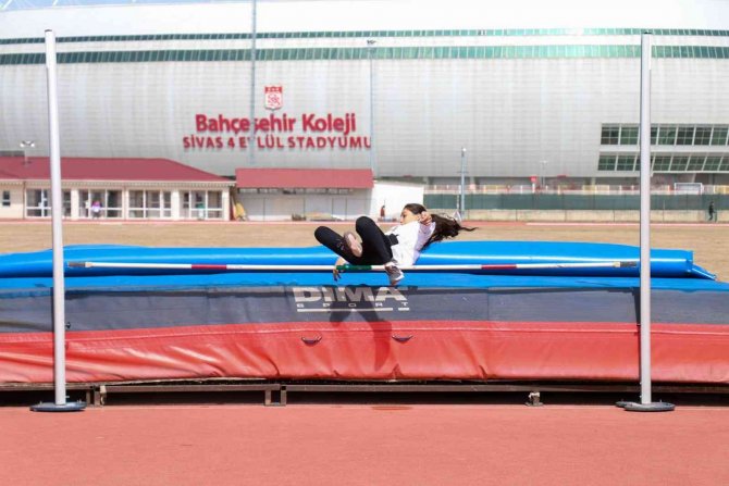 Küçük Atletler Kıyasıya Mücadele Etti