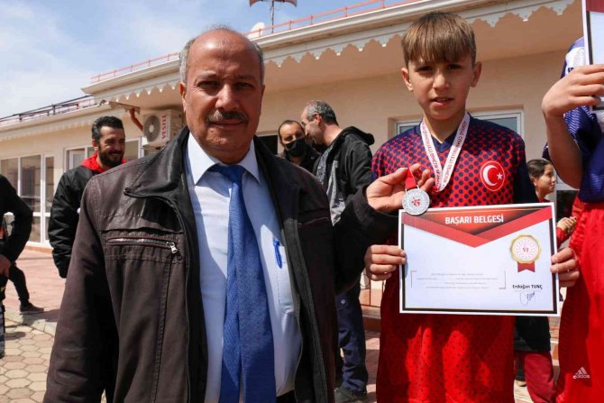 Küçük Atletler Kıyasıya Mücadele Etti