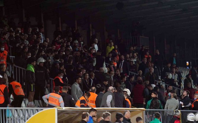 Tuzlaspor - Ümraniyespor Maçında Protokol Tribünü Karıştı