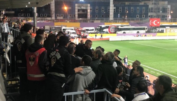 Tuzlaspor - Ümraniyespor Maçında Protokol Tribünü Karıştı