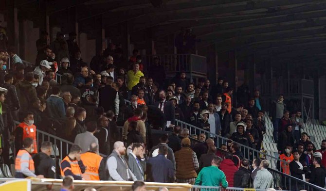 Tuzlaspor - Ümraniyespor Maçında Protokol Tribünü Karıştı