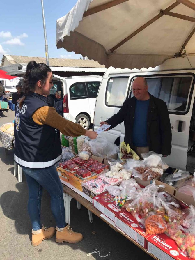 Polisten Pazar Yerinde Dolandırıcılara Karşı Uyarı
