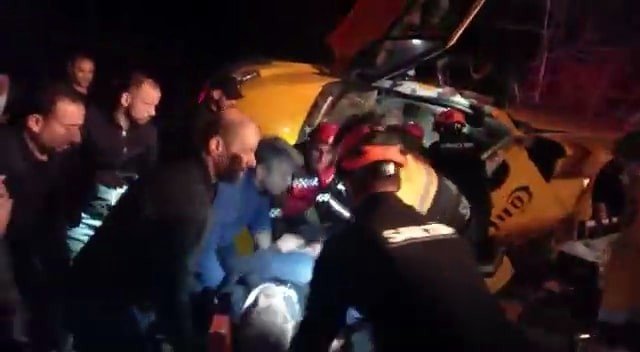 Tem’de Feci Kaza, Otomobille Çarpışan Minibüs Metrelerce Sürüklendi: 7 Yaralı
