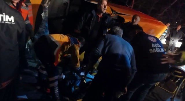Tem’de Feci Kaza, Otomobille Çarpışan Minibüs Metrelerce Sürüklendi: 7 Yaralı