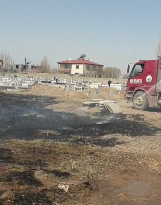 Mezarlıktaki Yangın Söndürüldü