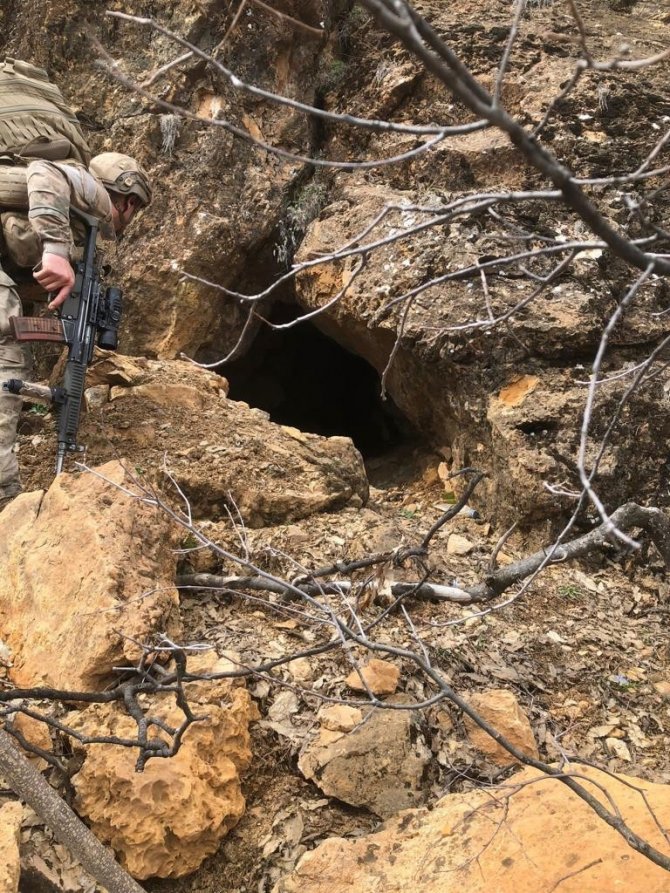 Tunceli’de Teröristlere Ait Mühimmat Ve Yaşam Malzemesi Ele Geçirildi