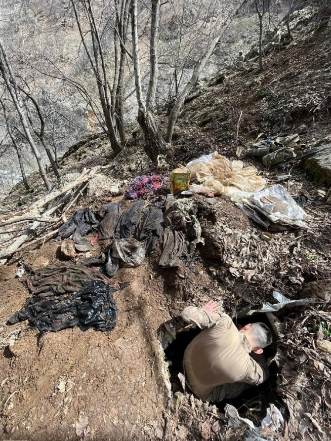 Tunceli’de Teröristlere Ait Mühimmat Ve Yaşam Malzemesi Ele Geçirildi