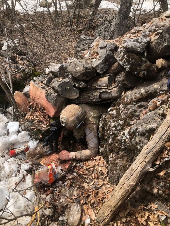 Tunceli’de Teröristlere Ait Mühimmat Ve Yaşam Malzemesi Ele Geçirildi
