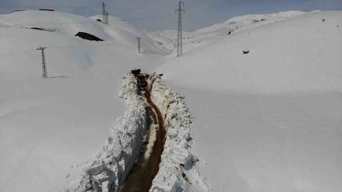 6 Metreyi Bulan Karda Yol Açma Mücadelesi