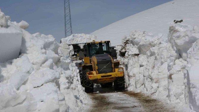 6 Metreyi Bulan Karda Yol Açma Mücadelesi