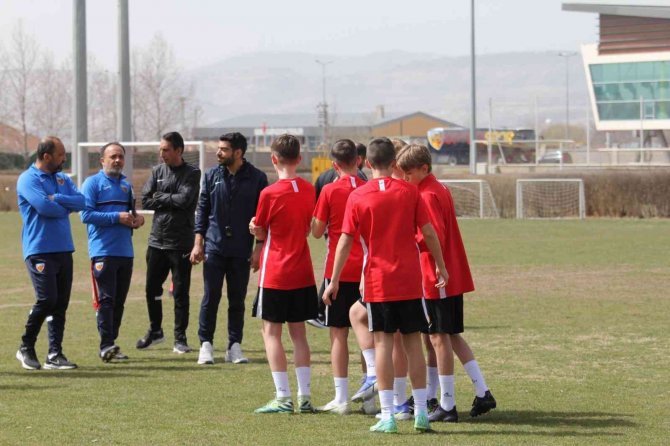 Ukrayna’dan Gelen 12 Altyapı Futbolcusu Kayserispor Tesislerinde Antrenmana Çıktı