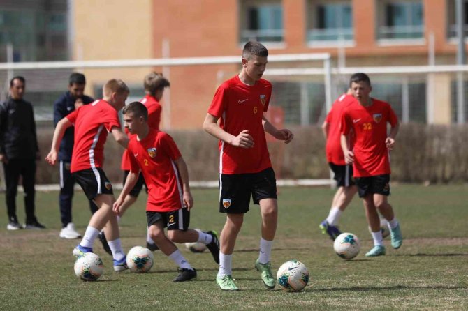 Ukrayna’dan Gelen 12 Altyapı Futbolcusu Kayserispor Tesislerinde Antrenmana Çıktı