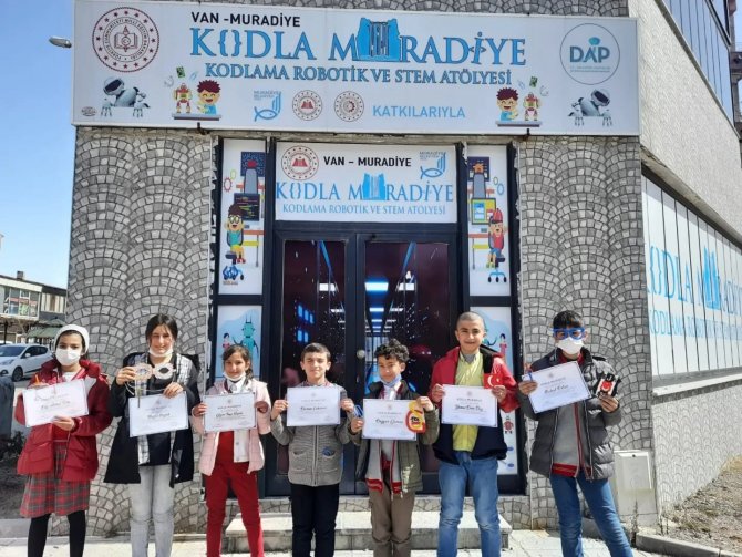 ‘Kodla Muradiye’ Projesini Tamamlayan Öğrencilere Belgeleri Verildi