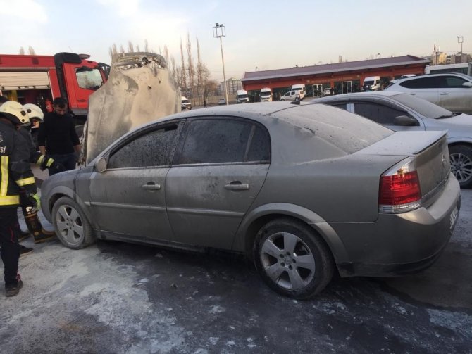 Park Halindeki Otomobil Yanarak Kullanılamaz Hale Geldi