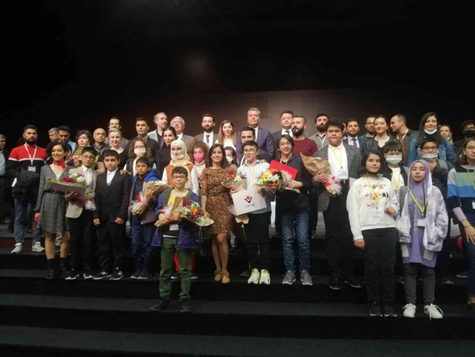 Başkan Fadıloğlu Proje Yarışmasında Birinci Olan Öğrencileri Tebrik Etti