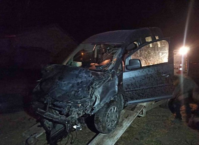 Takla Atıp Tarım Arazisine Devrilen Aracın Sürücüsü Yaralandı