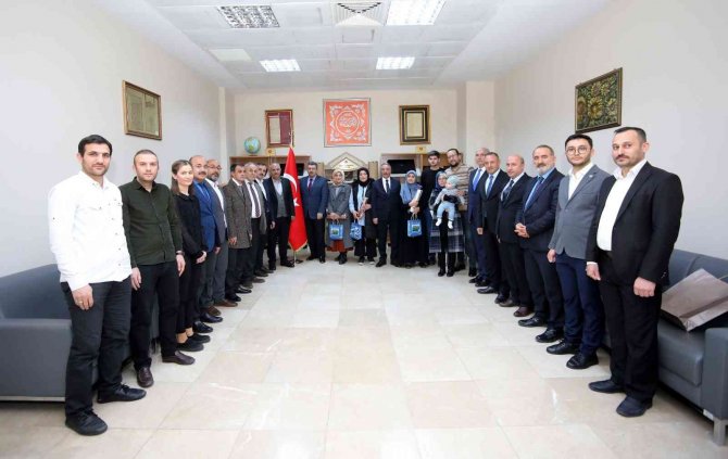 Ai̇çü Rektörü Karabulut, Öğrencilere Kitap Ve Satranç Takımı Hediye Etti