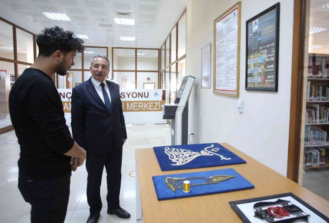 Ai̇çü Rektörü Karabulut, Öğrencilere Kitap Ve Satranç Takımı Hediye Etti